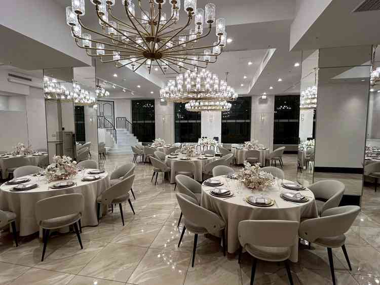 白基調で可愛く、階段演出も叶う理想の会場でした。