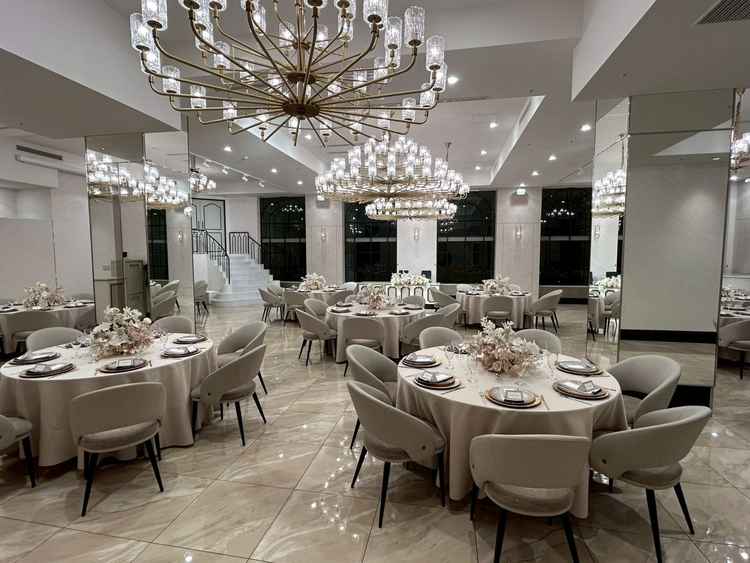 白基調で可愛く、階段演出も叶う理想の会場でした。