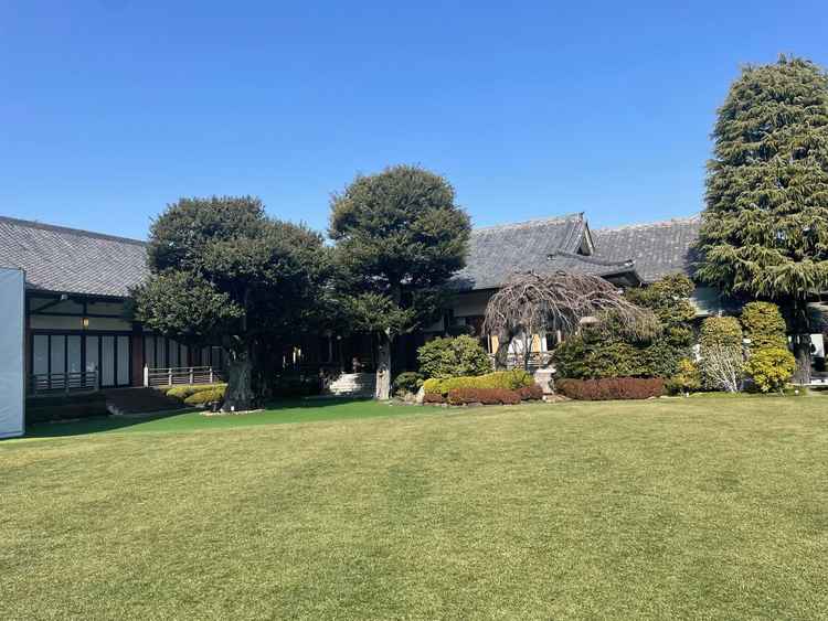 木々に囲まれているが、空は広い。本館は工事中だが、影響はあまりない。