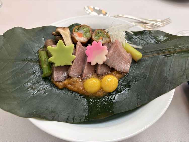 日本料理のメイン「和牛朴葉焼」