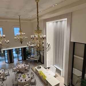 ドアから外も見えて天井も高く開放感がある会場でした。2人が座る席も一段高くなっている所がよかったです