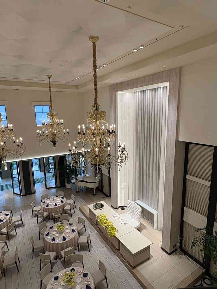 ドアから外も見えて天井も高く開放感がある会場でした。2人が座る席も一段高くなっている所がよかったです