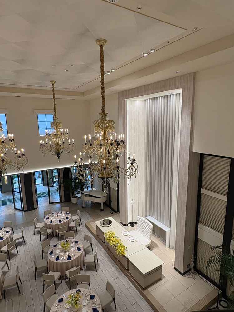 ドアから外も見えて天井も高く開放感がある会場でした。2人が座る席も一段高くなっている所がよかったです