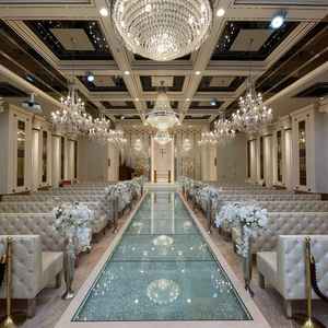 会場の外にあるチャペルでした。演出でカラーを変えられたりして、とても豪華で煌びやかなチャペルです。