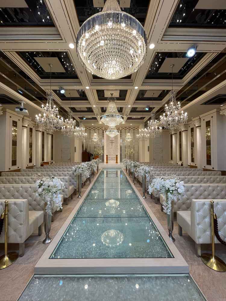 会場の外にあるチャペルでした。演出でカラーを変えられたりして、とても豪華で煌びやかなチャペルです。