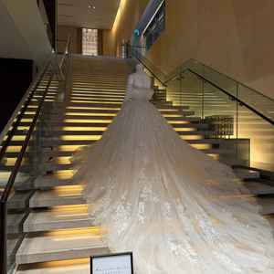 フラワーシャワーを行う階段。長めのドレスが映えそうで好印象でした。