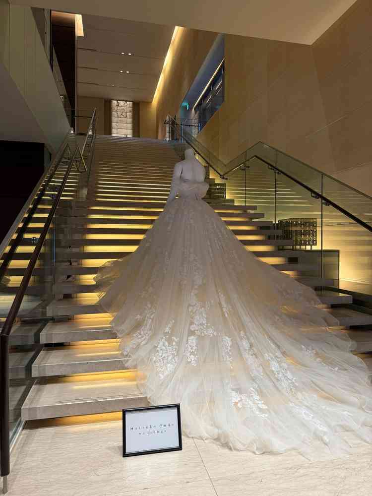 フラワーシャワーを行う階段。長めのドレスが映えそうで好印象でした。