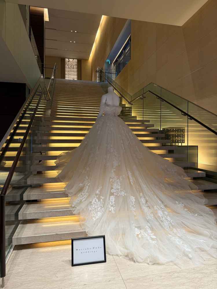 フラワーシャワーを行う階段。長めのドレスが映えそうで好印象でした。