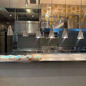 披露宴会場のオープンキッチンは料理が冷めないようにライトで温める工夫がされていた。