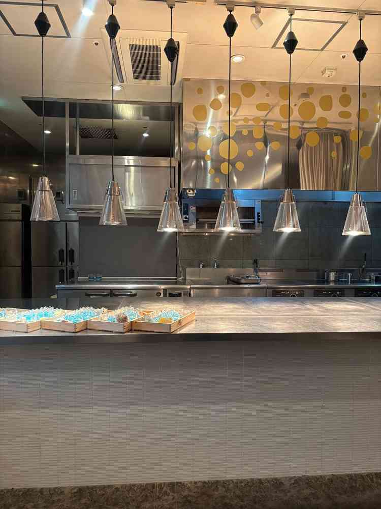 披露宴会場のオープンキッチンは料理が冷めないようにライトで温める工夫がされていた。