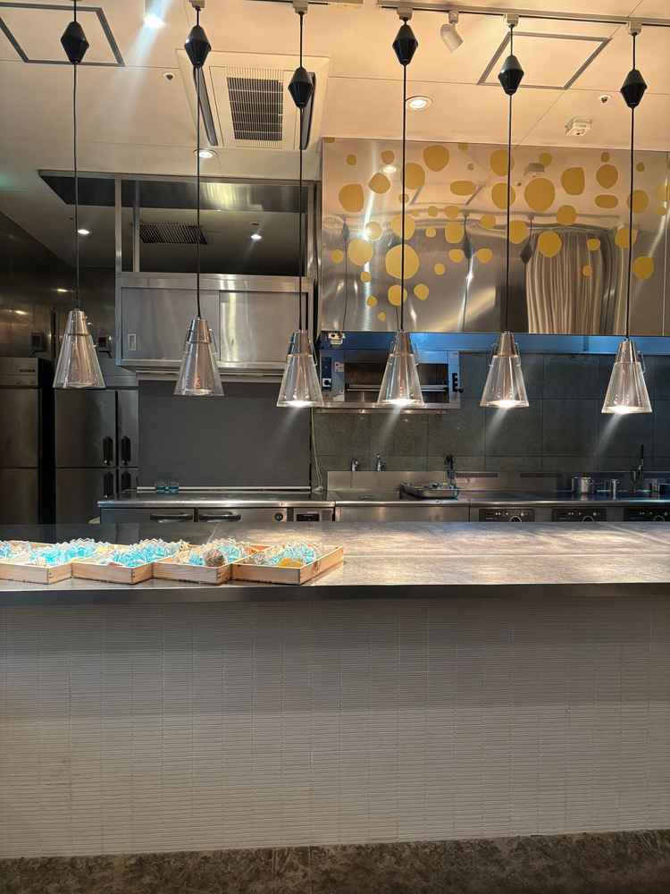 披露宴会場のオープンキッチンは料理が冷めないようにライトで温める工夫がされていた。