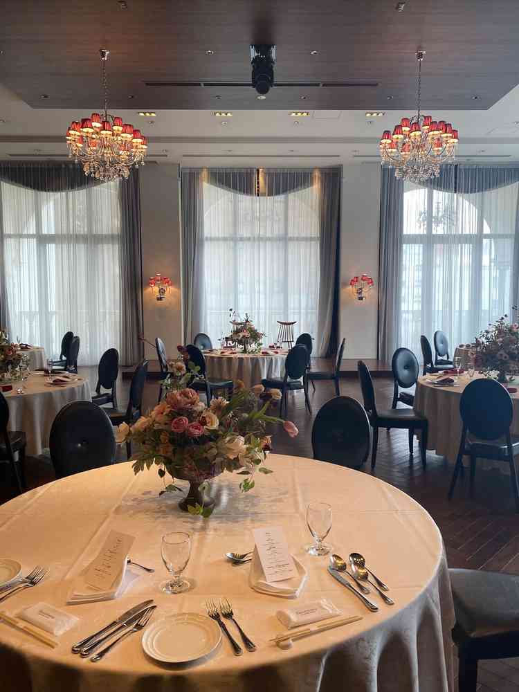 ダークオーク基調の会場。クロス次第でシックにも華やかにもできますが、白の会場に比べてカジュアルです。