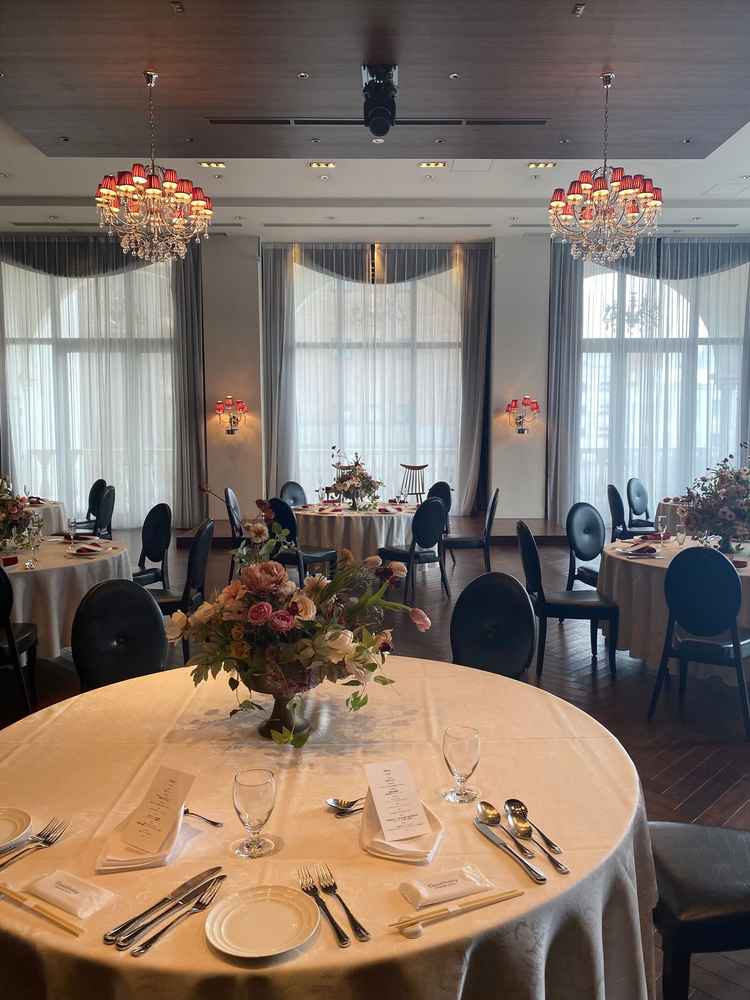 ダークオーク基調の会場。クロス次第でシックにも華やかにもできますが、白の会場に比べてカジュアルです。