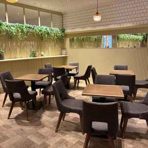 受付後の待ち合い室。テーブルも多く、ゆったりすごせそう。