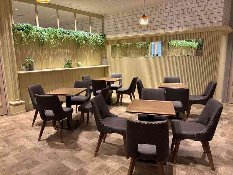 受付後の待ち合い室。テーブルも多く、ゆったりすごせそう。