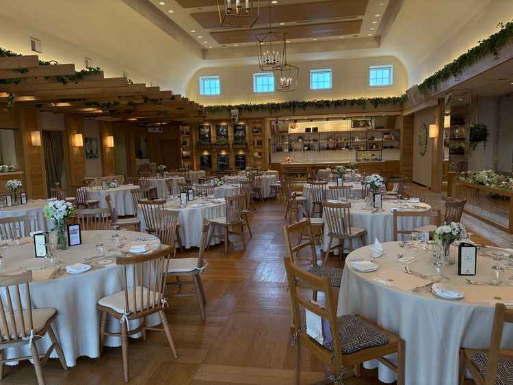 ナチュラルでアットホームな雰囲気な披露宴会場。プール付きのガーデンがついており、開放感がある。