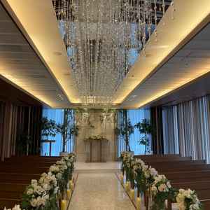 チャペルは木目と暖かみのある白色でおしゃれな印象。