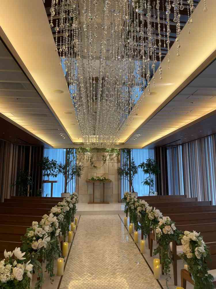 チャペルは木目と暖かみのある白色でおしゃれな印象。