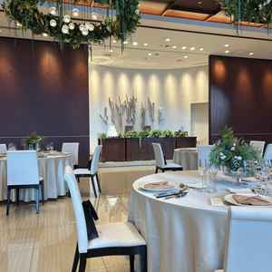 披露宴会場の壁が左右に開き、新郎新婦席が出てきます。アトラクションのようでテンション爆上がりでした！