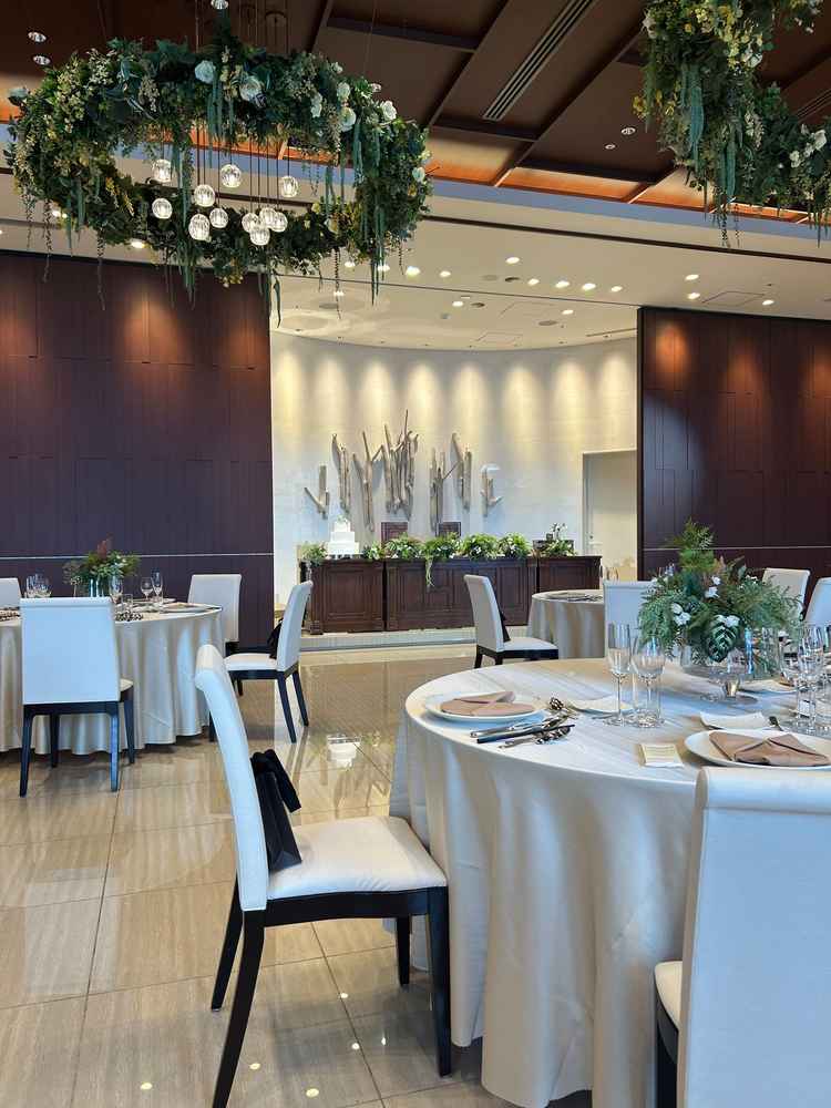 披露宴会場の壁が左右に開き、新郎新婦席が出てきます。アトラクションのようでテンション爆上がりでした！