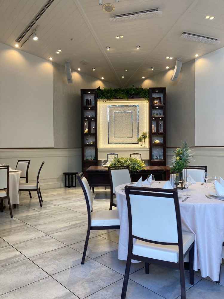 ２つあるパーティー会場の小さい方。中庭の桜の木が目の前にあり、桜の時期の挙式には非常に魅力的でした