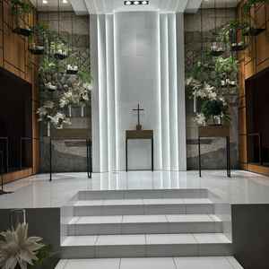 階段があり上から来てくれた方がきちんと見渡せるのと後ろの席からでも全身を見てもらえる挙式会場でした。