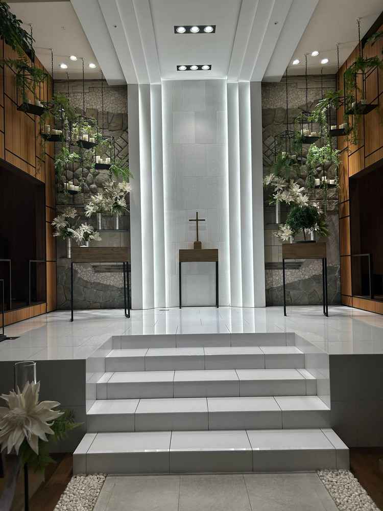 階段があり上から来てくれた方がきちんと見渡せるのと後ろの席からでも全身を見てもらえる挙式会場でした。