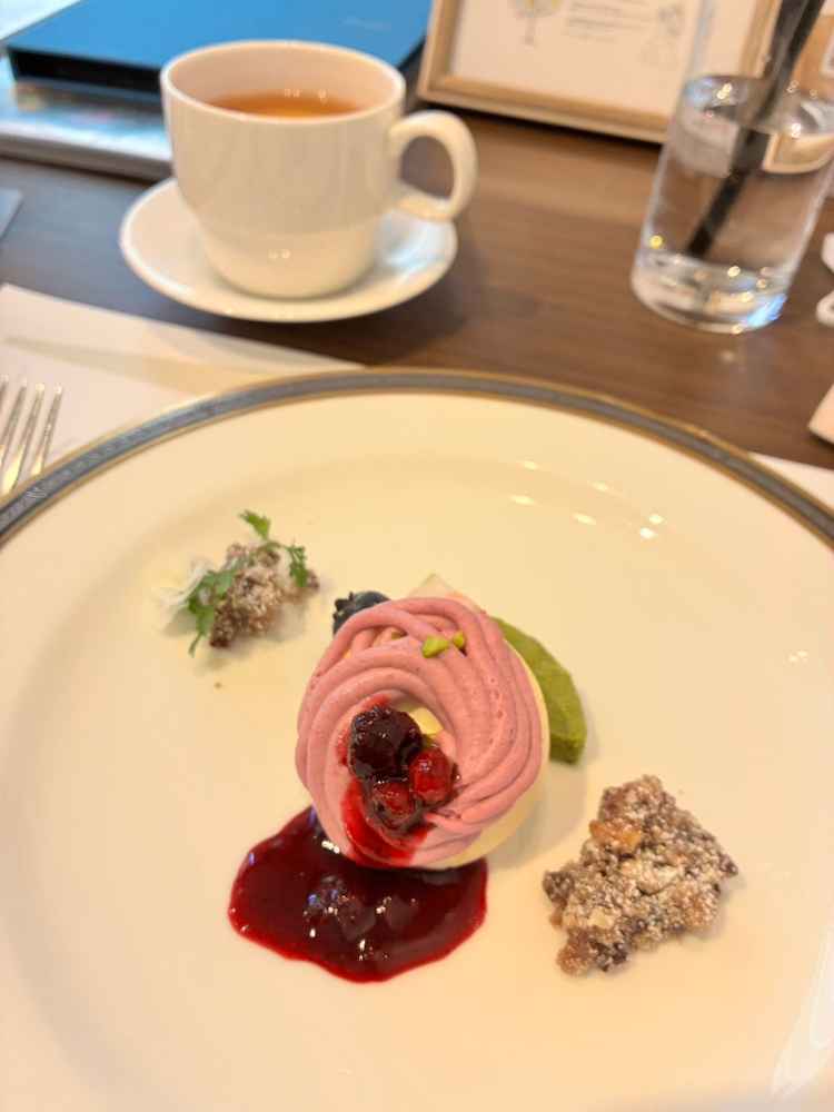 デザートプレート。華やかな見た目に対し、味はさっぱりしていて食べやすい。