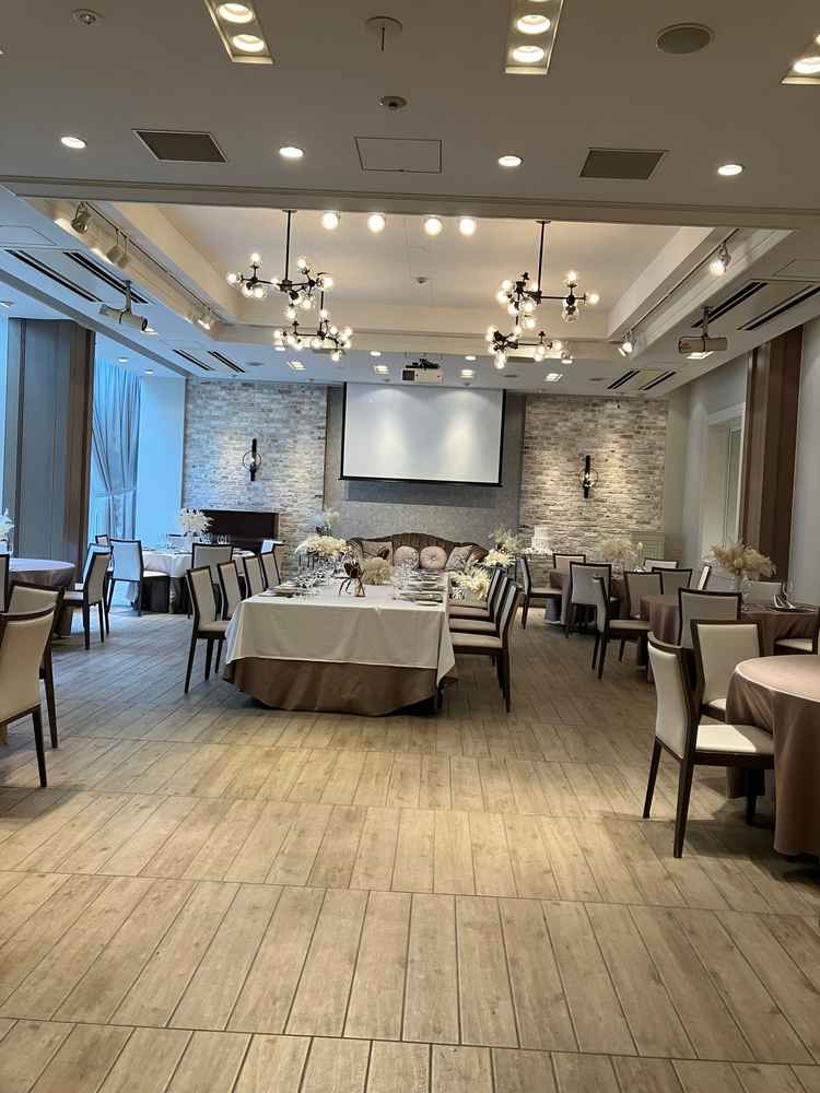 披露宴会場は白とくすみ系の色で落ち着いた雰囲気でした。