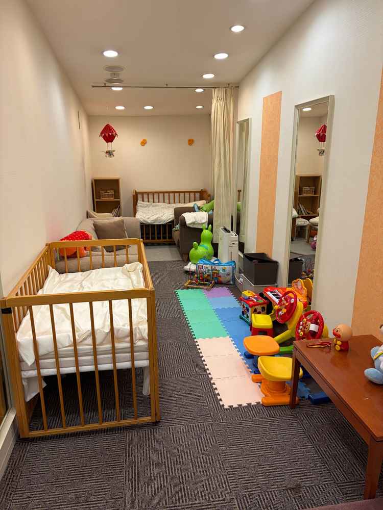 キッズルーム、何人か子供がいてもぎゅうきゅうにならずに使える広さ