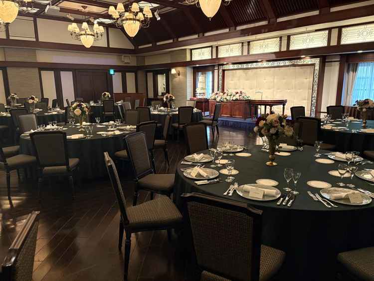 披露宴会場はどれも素敵で、特にこのシックなイメージの会場が夫婦ともに気に入りました。