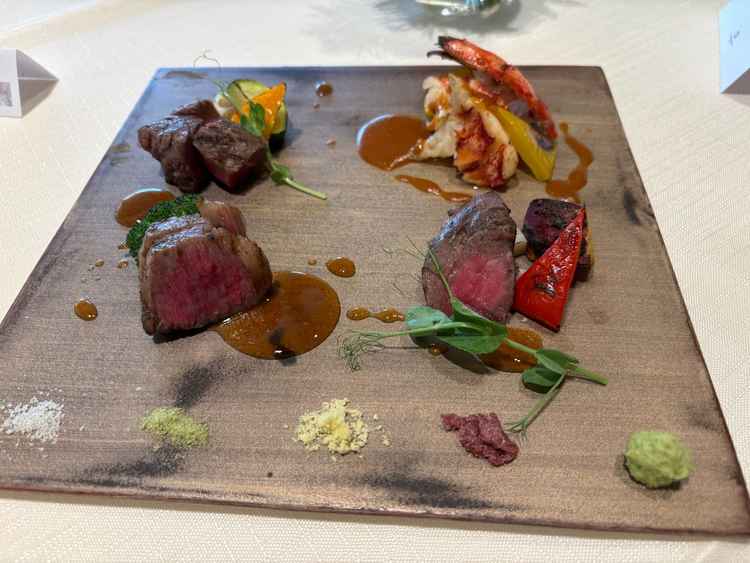 試食（料理）は、お肉も海鮮も美味しく、見た目も華やかでした。
