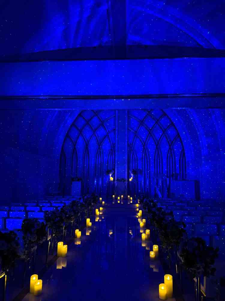 チャペルはオプションで夜空の演出もできて、ラプンツェルのような世界観になる。