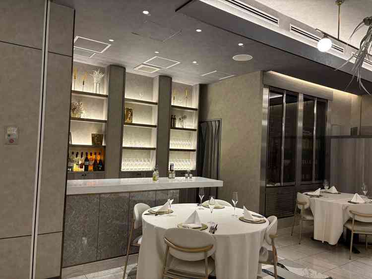 披露宴会場の中のカウンター。ここでケーキカットの演出ができるということでした。