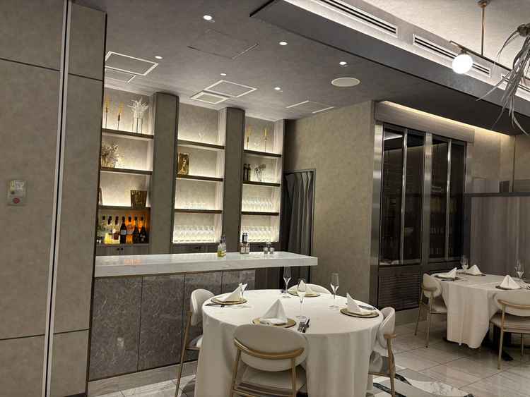 披露宴会場の中のカウンター。ここでケーキカットの演出ができるということでした。