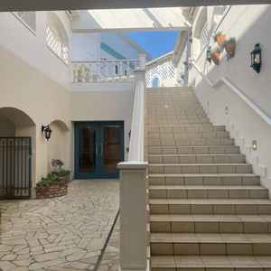 チャペル→披露宴に向かう際の階段