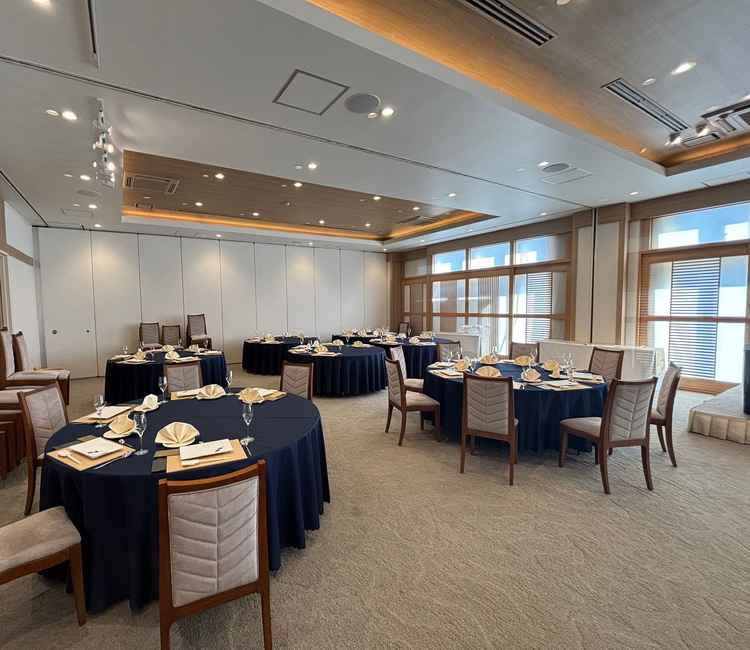 華やかな会場、清潔感がある。