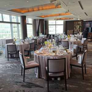 披露宴会場について、形が横長い点や窓から都会の景色が一望できる点が特徴的。