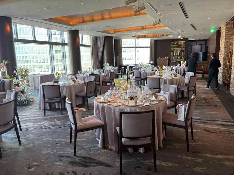 披露宴会場について、形が横長い点や窓から都会の景色が一望できる点が特徴的。