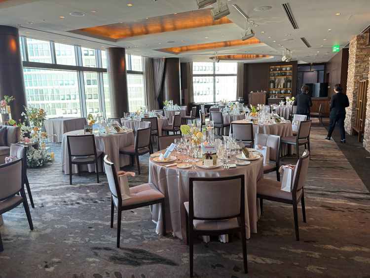 披露宴会場について、形が横長い点や窓から都会の景色が一望できる点が特徴的。