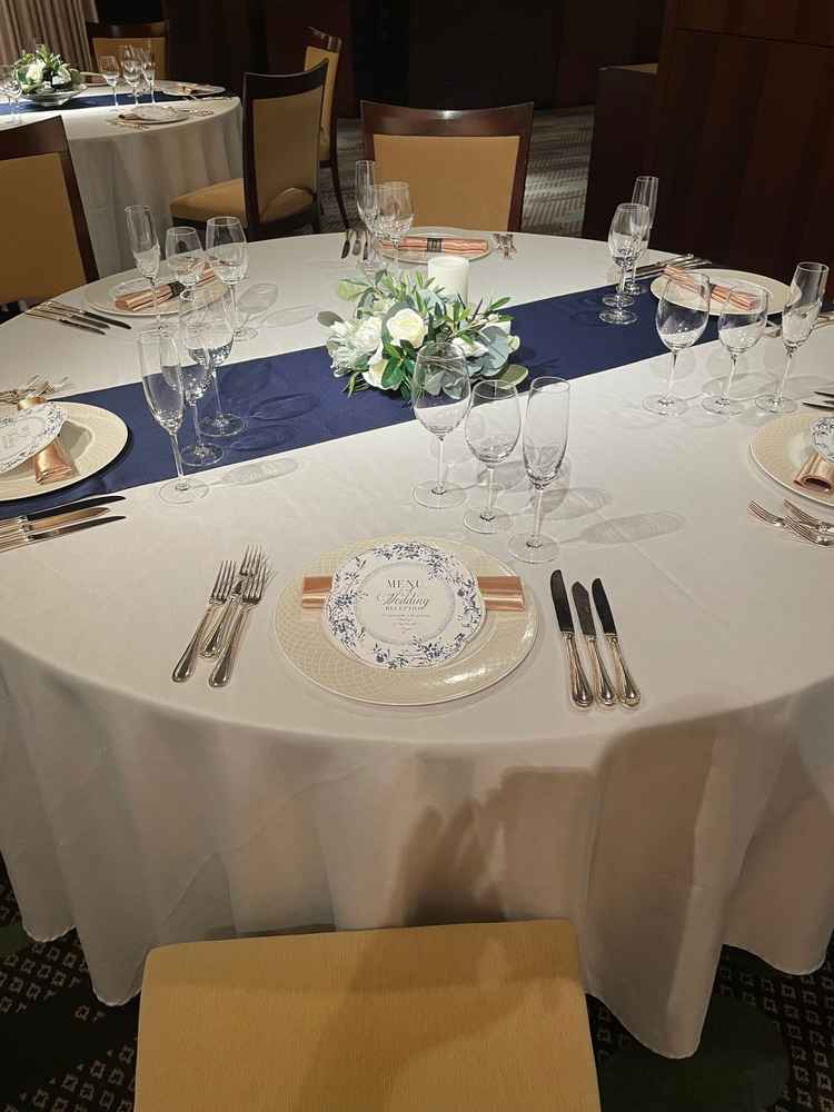 宴会場のテーブルセット