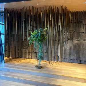 上から垂れ下がるオブジェを正面に右手には名古屋の景色が広がる不思議な空間