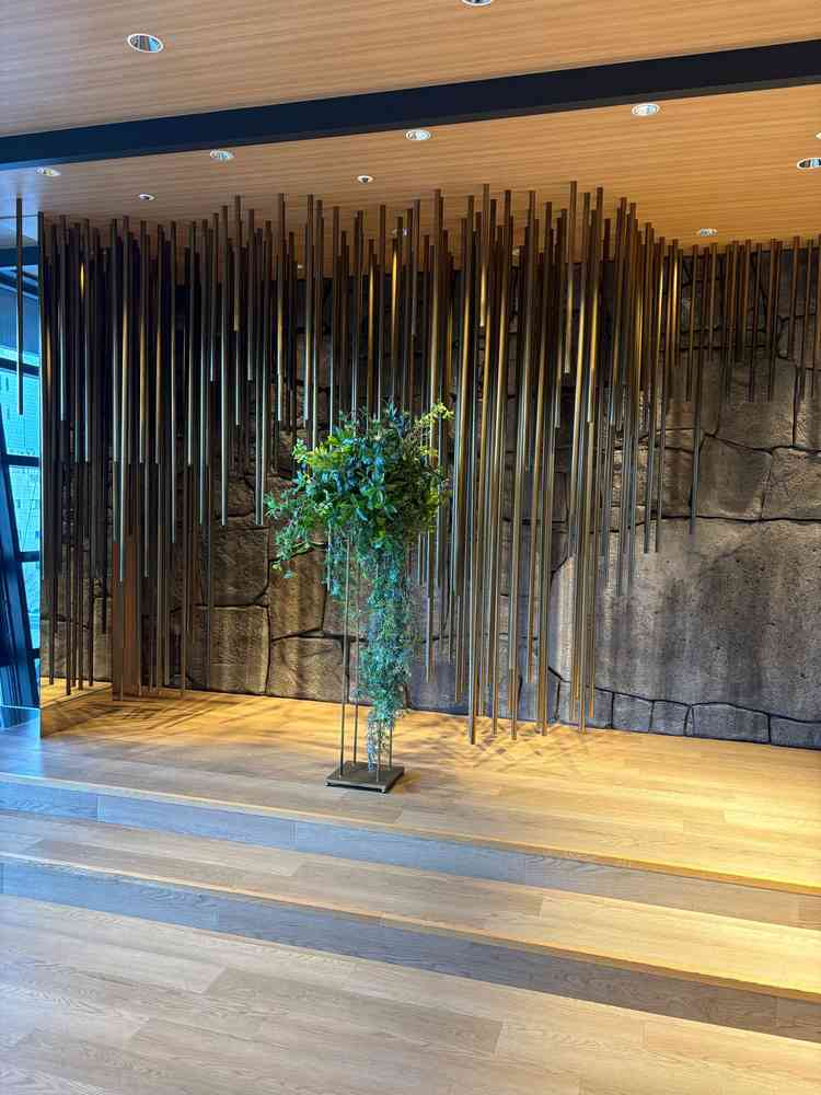 上から垂れ下がるオブジェを正面に右手には名古屋の景色が広がる不思議な空間