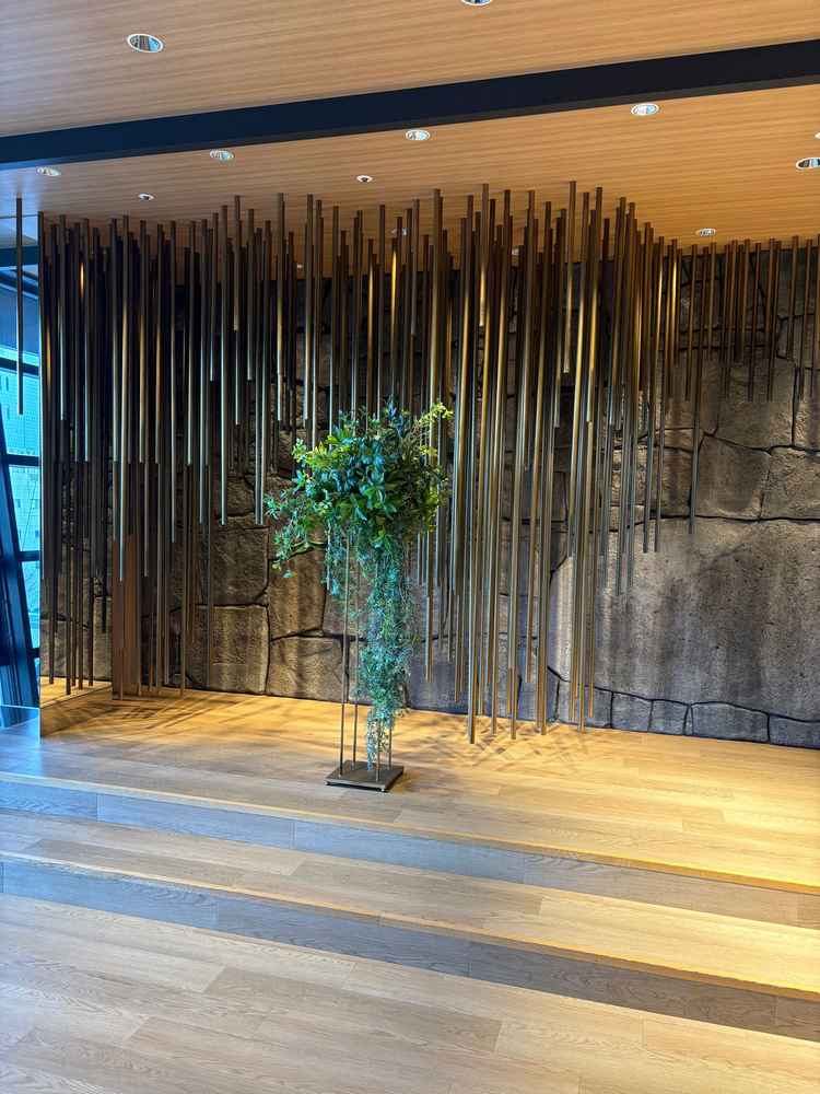 上から垂れ下がるオブジェを正面に右手には名古屋の景色が広がる不思議な空間