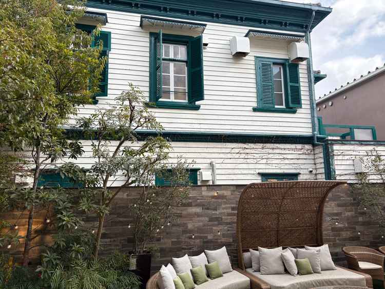 ガーデンから見えるスターバックス