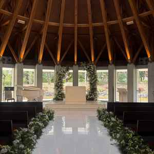 チャペル凛の室内。曇りでもいい感じに日差しが入り綺麗。木のいい匂いがする。