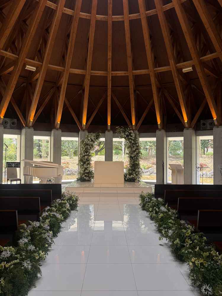 チャペル凛の室内。曇りでもいい感じに日差しが入り綺麗。木のいい匂いがする。