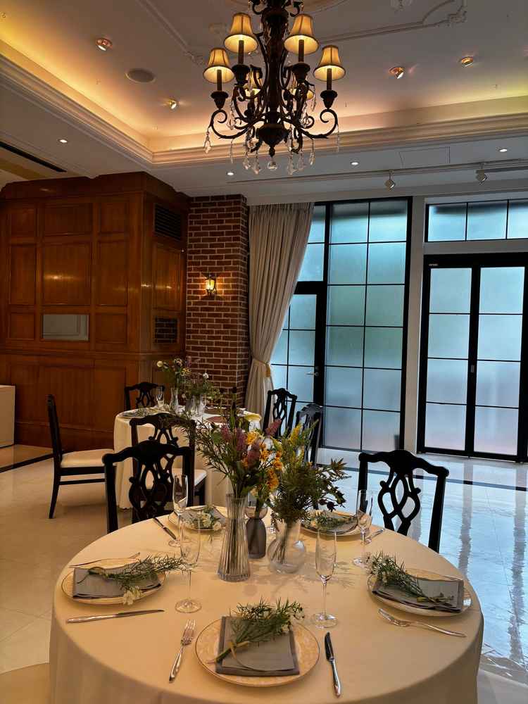 披露宴の部屋の天井が高く設置されており、開放感が印象的で心地よかったです。