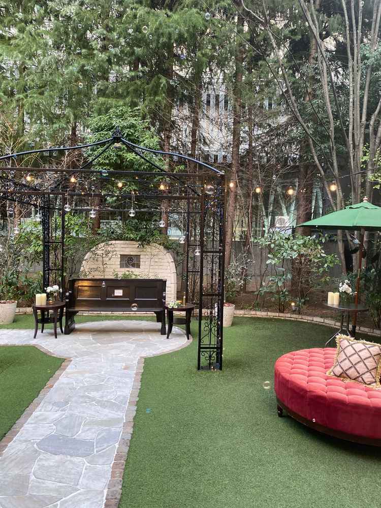 シャボン玉演出が可愛らしい中庭