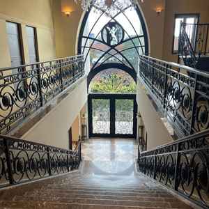 チャペル下の階段部分です。フラワーシャワーや写真映えがしそうな雰囲気でした。